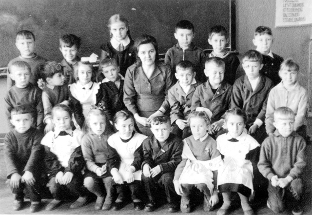 3Б класс и его классная руководительница Галина Александровна Николаева, 1966 год. (личный архив Сироткина А. Н.) 3Б класс и его классная руководительница Галина Александровна Николаева, 1966 год. (личный архив Сироткина А. Н.)